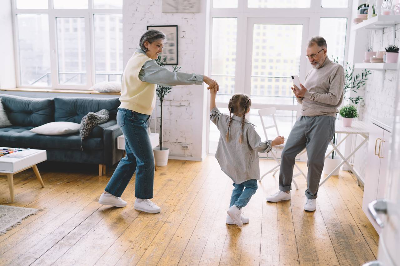 família dançando juntos