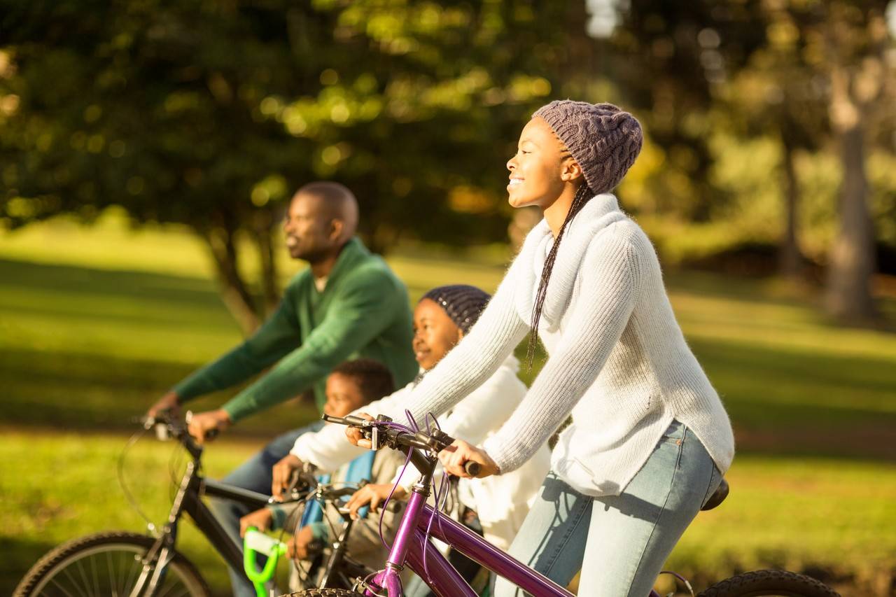 família andando de bicicleta juntos