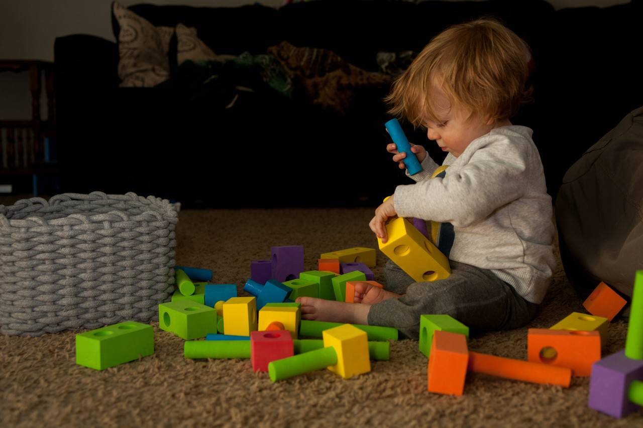 bebê brincando com brinquedo não estruturado. 