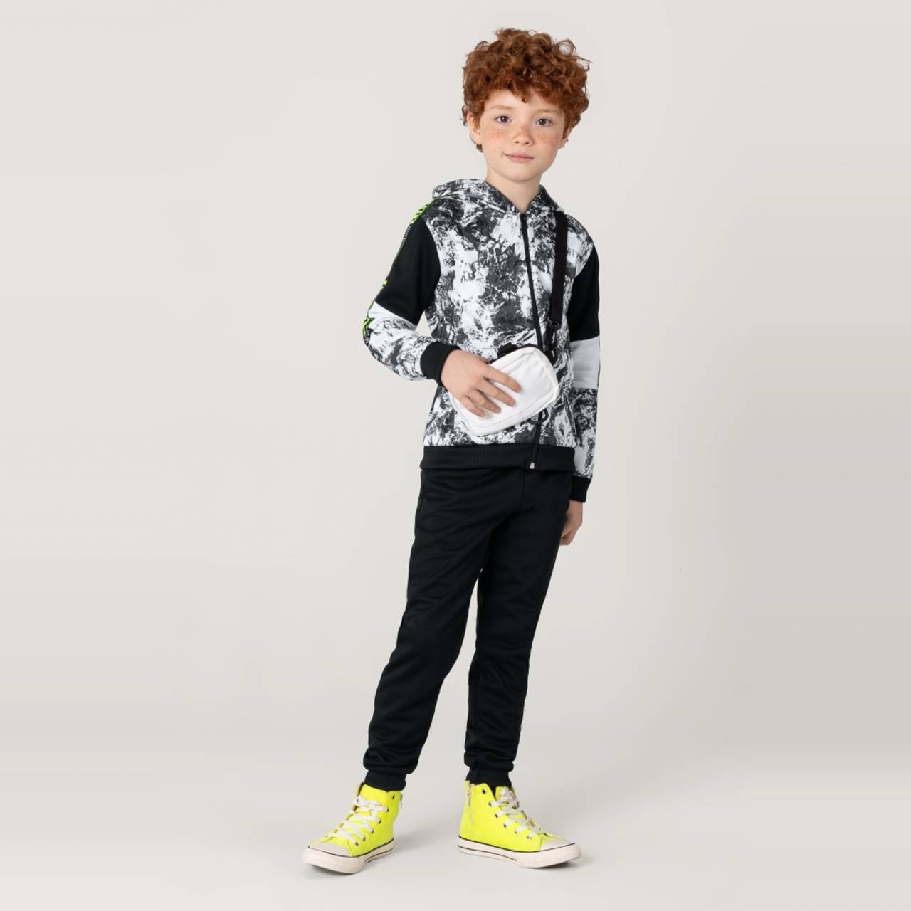 Look infantil masculino com tênis estilo All Star