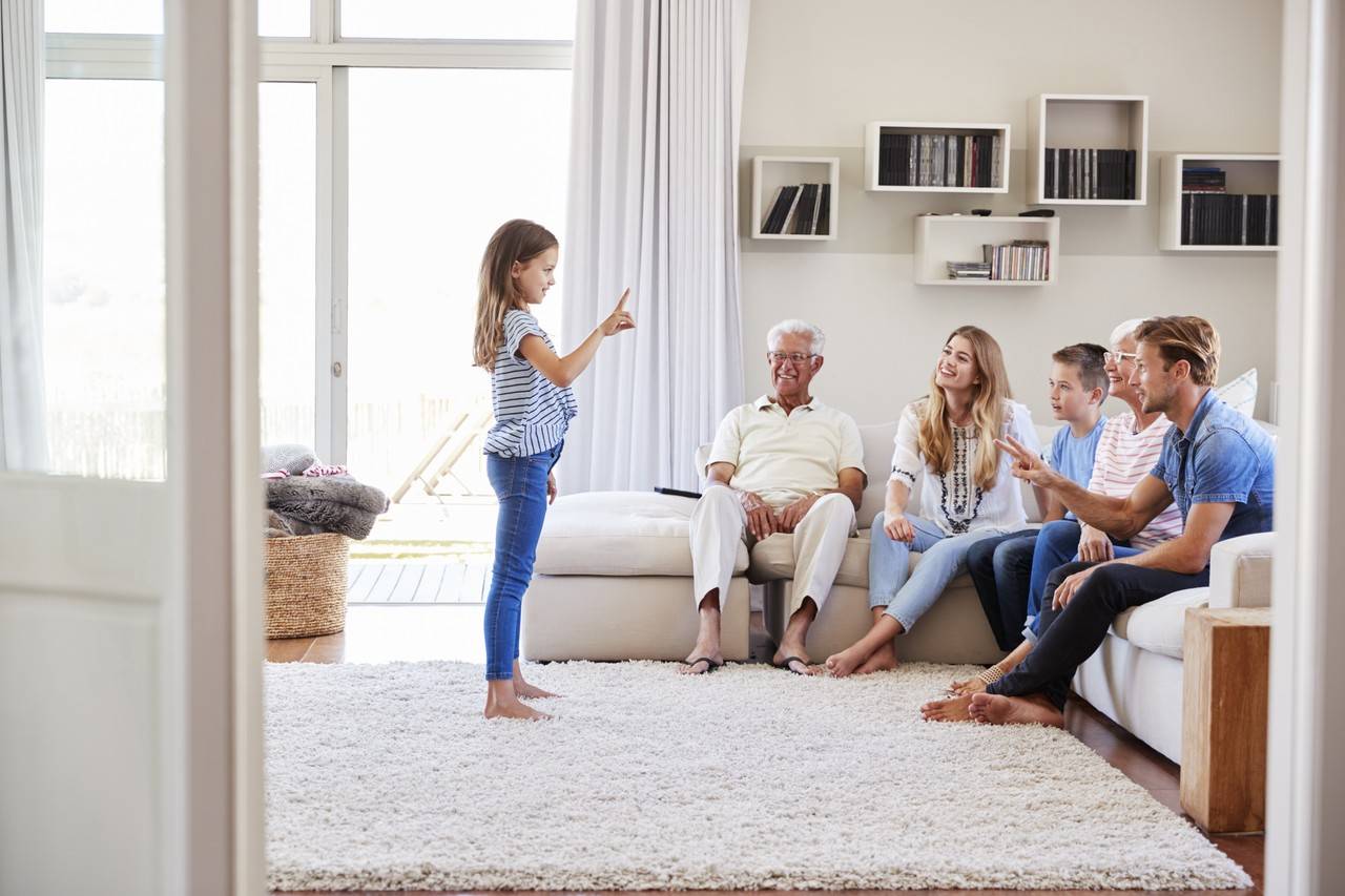 criança em torno da família