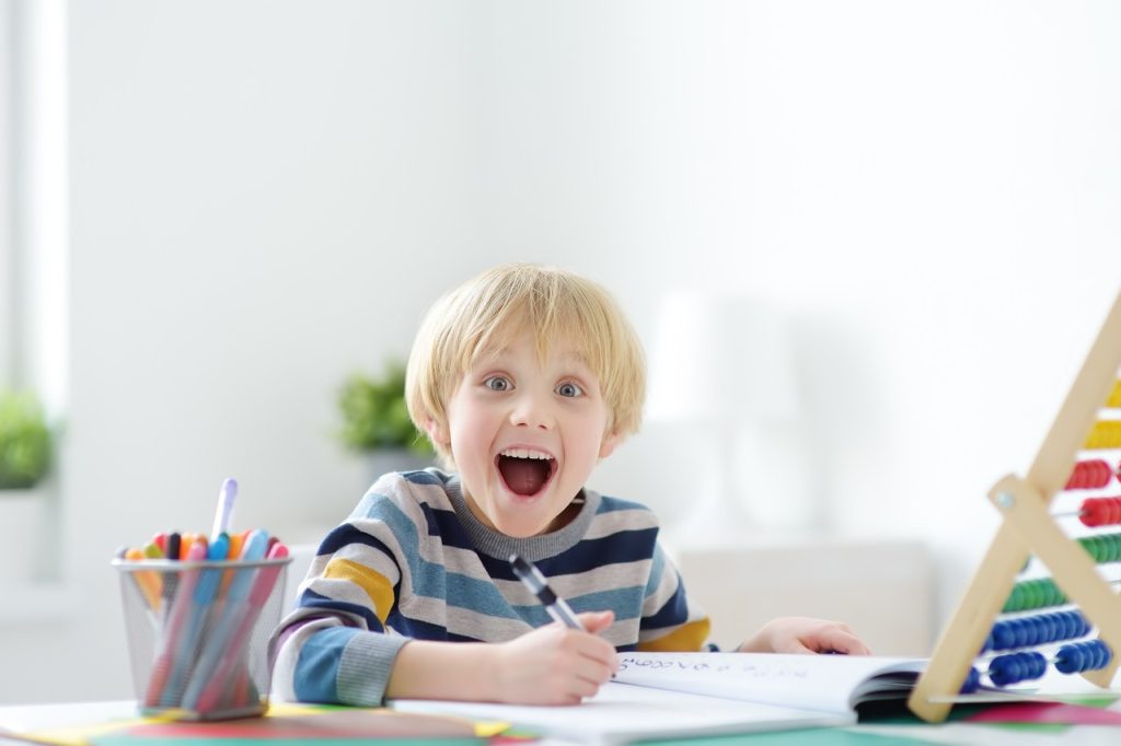 menino feliz e surpreso com atividade