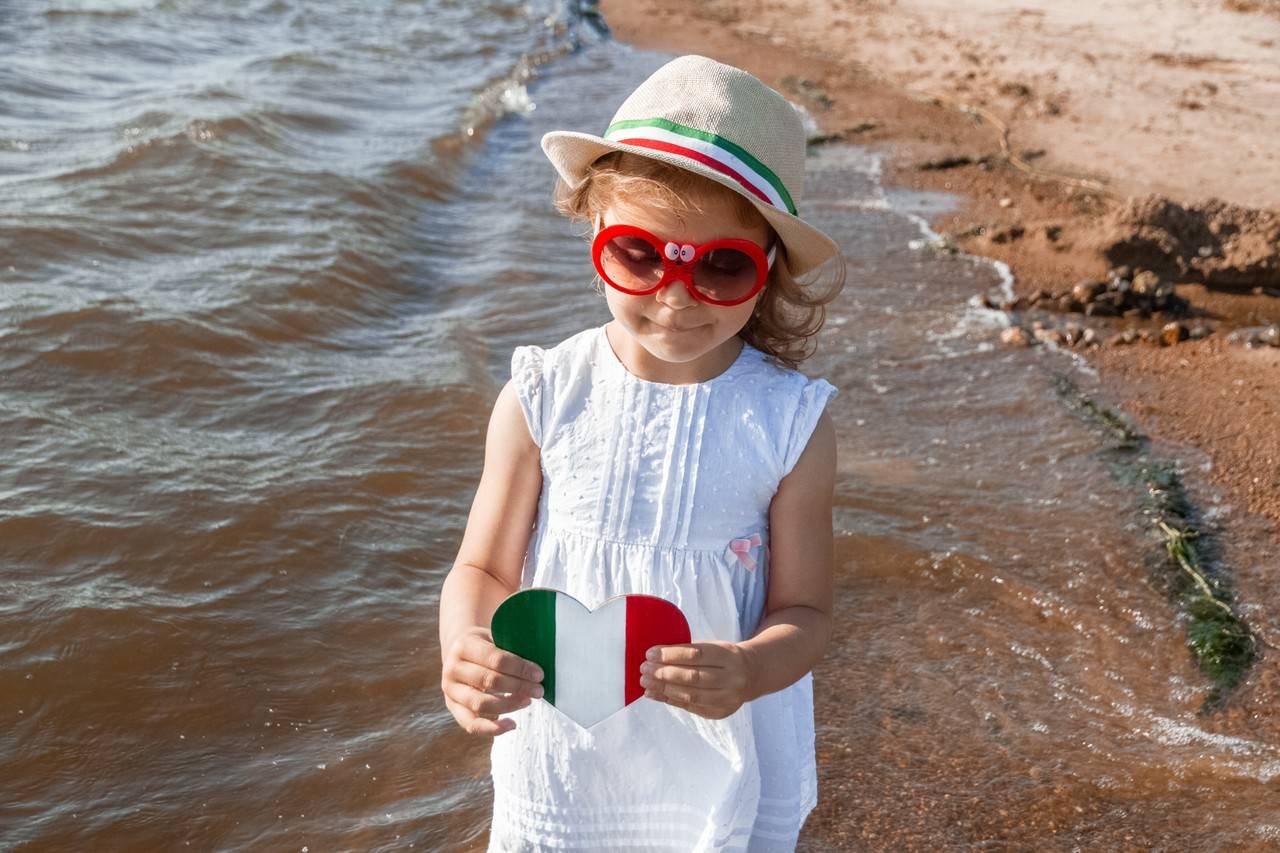 menina com nome italiano na praia