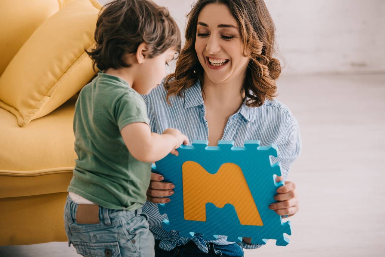 mãe brincando com o filho