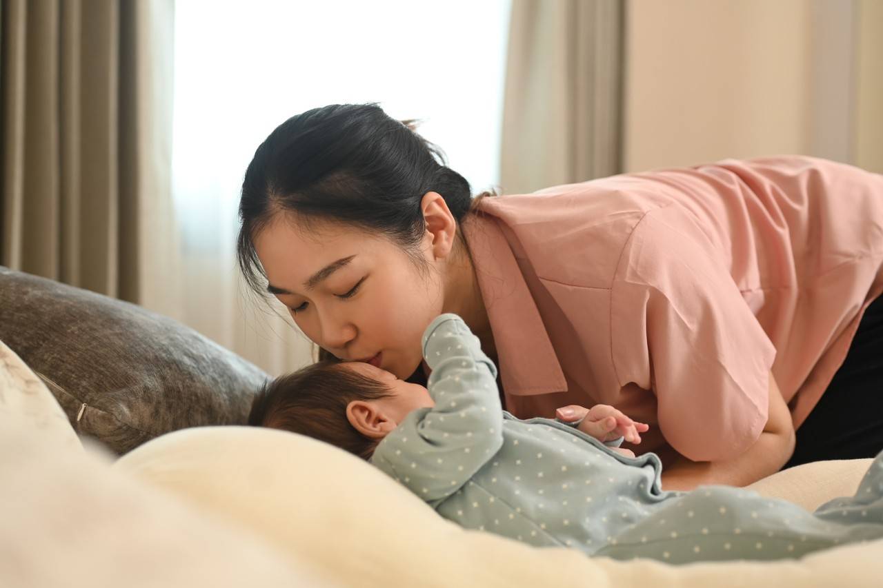 mãe dando carinho para um bebê que nasceu de 38 semanas