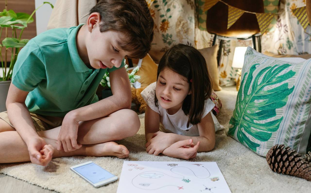 menino e menina felizes brincando de caça ao tesouro