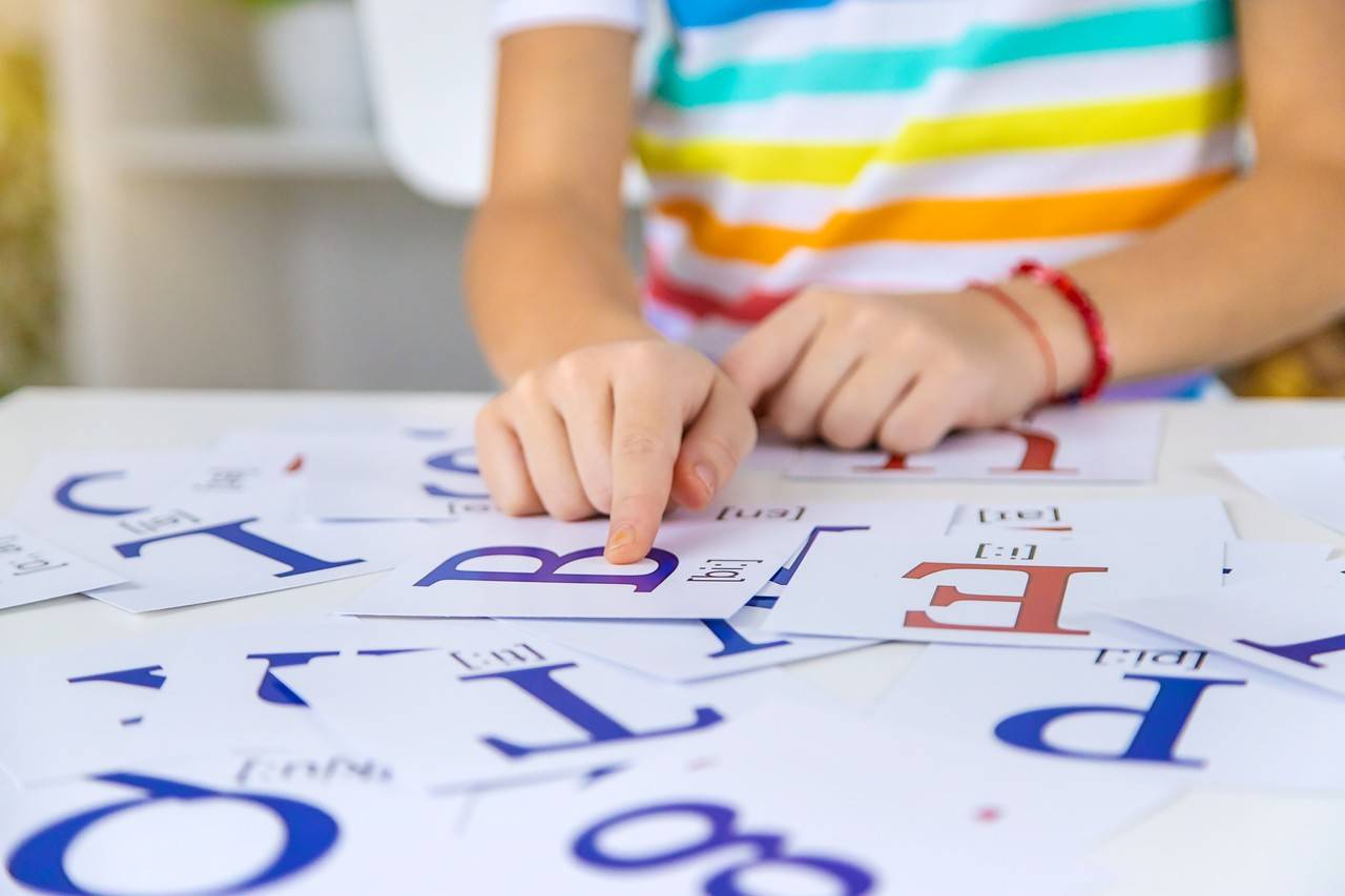 criança aprendendo as letras do seu nome