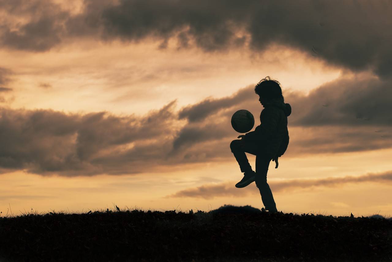 menino de 4 ans brincando de futebol