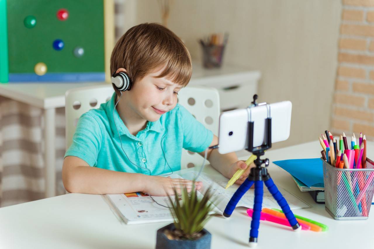 menino escutando musica para aprender ingês