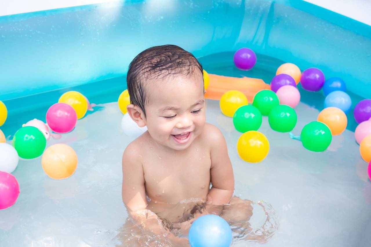 bebe brincando na piscina rasa