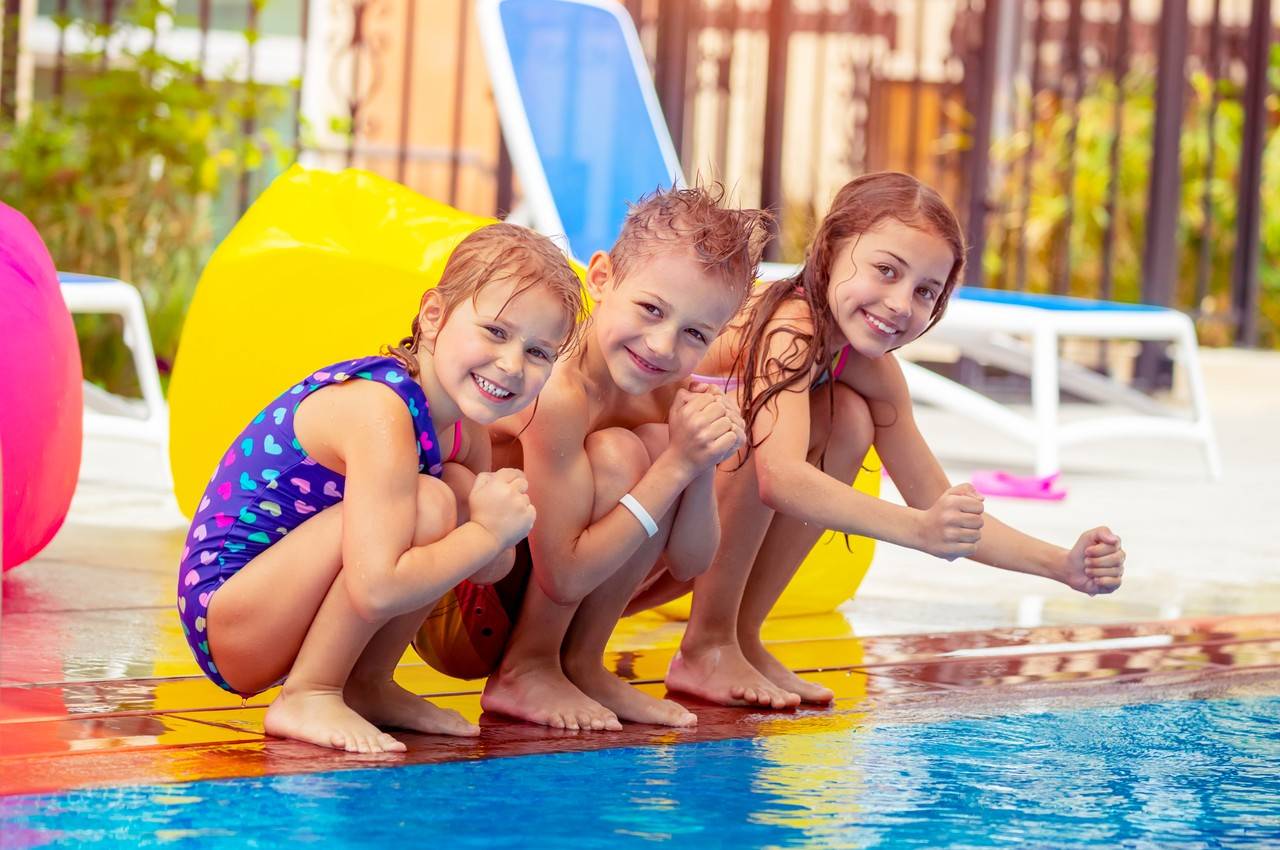 crianças se divertindo em uma festa da piscina