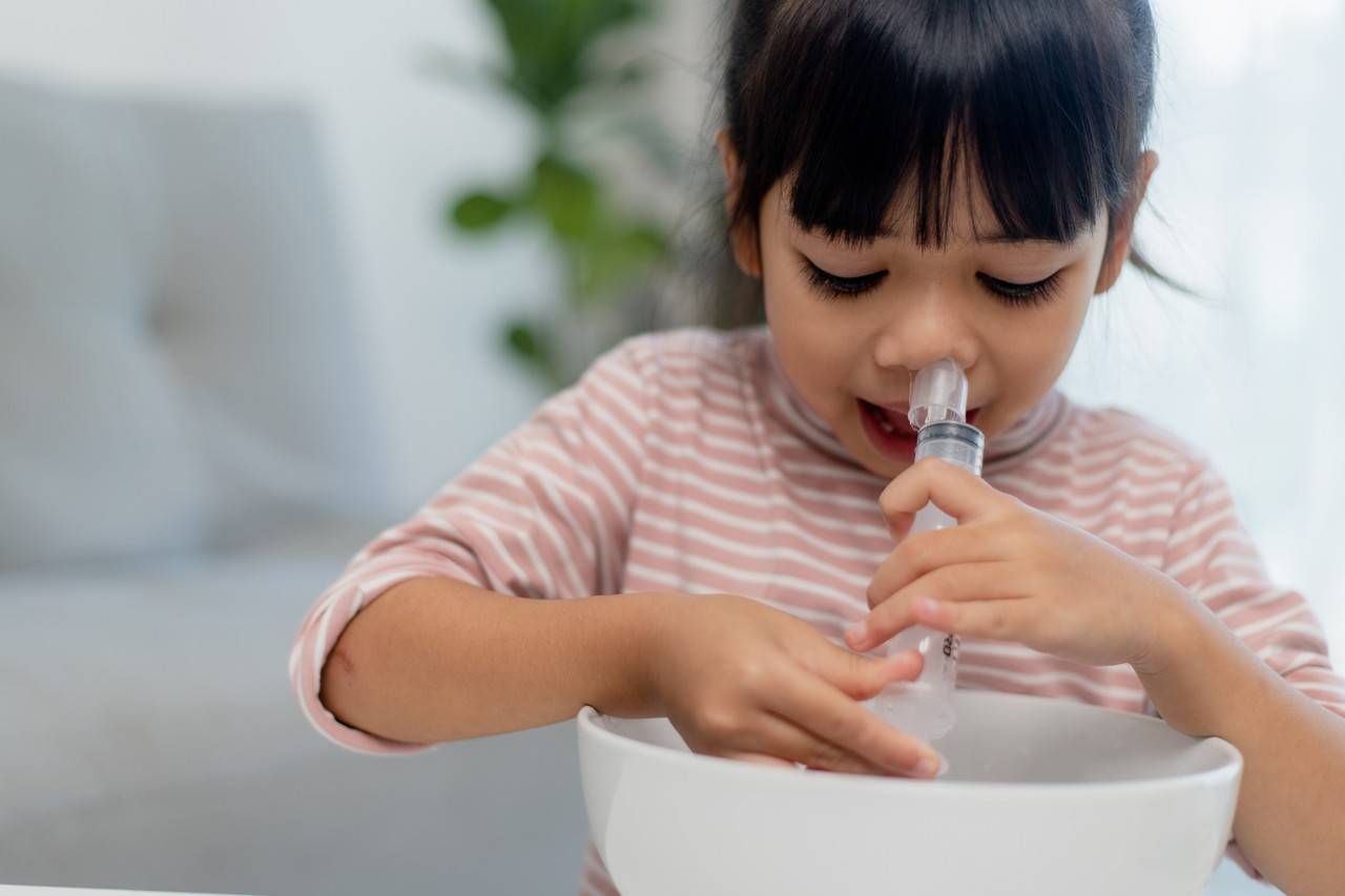 menina de 10 anos aplicando o soro nela mesmo