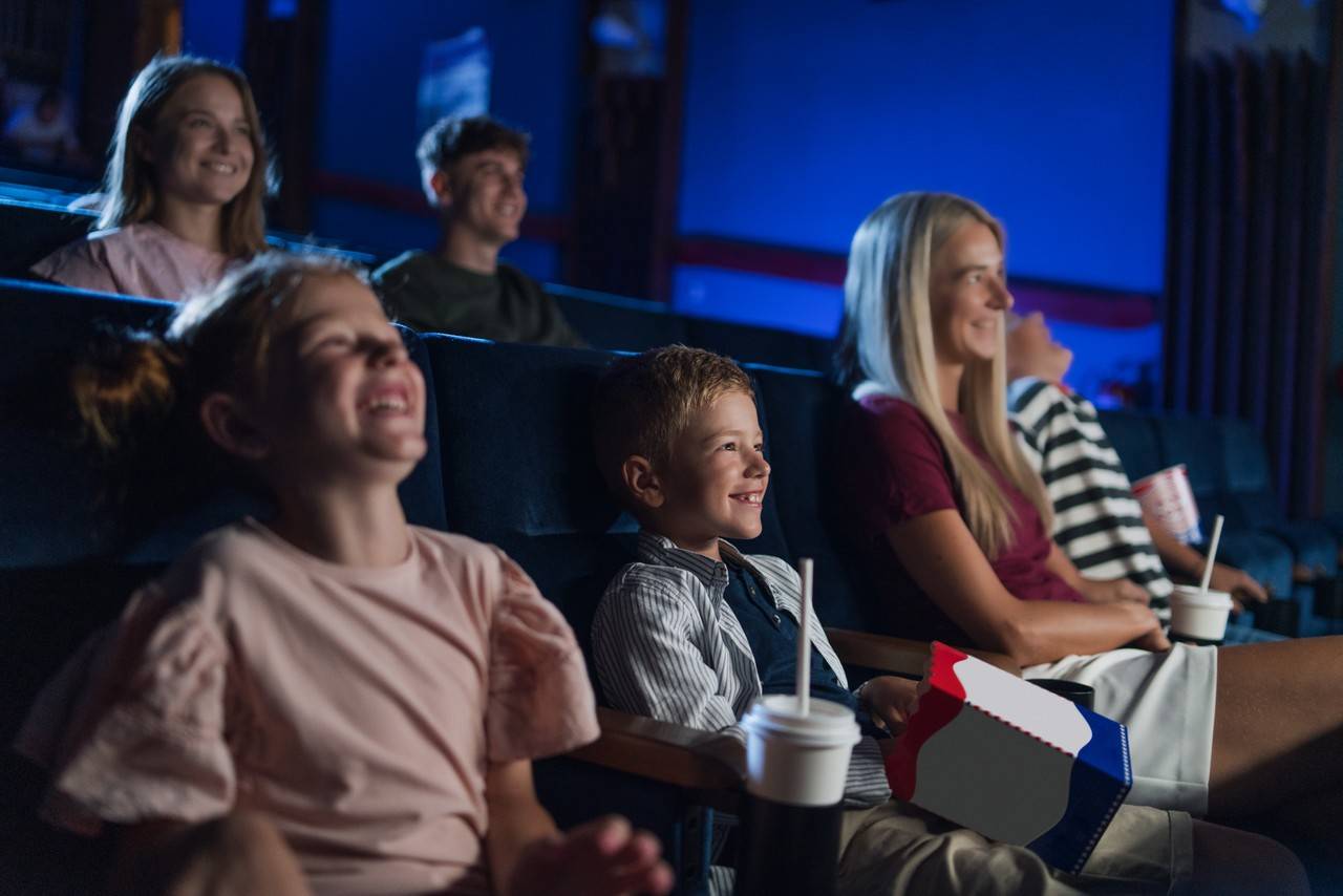 família com crianças passeando no cinema