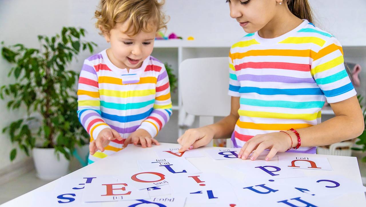 duas irmãs na aula de inglês juntas